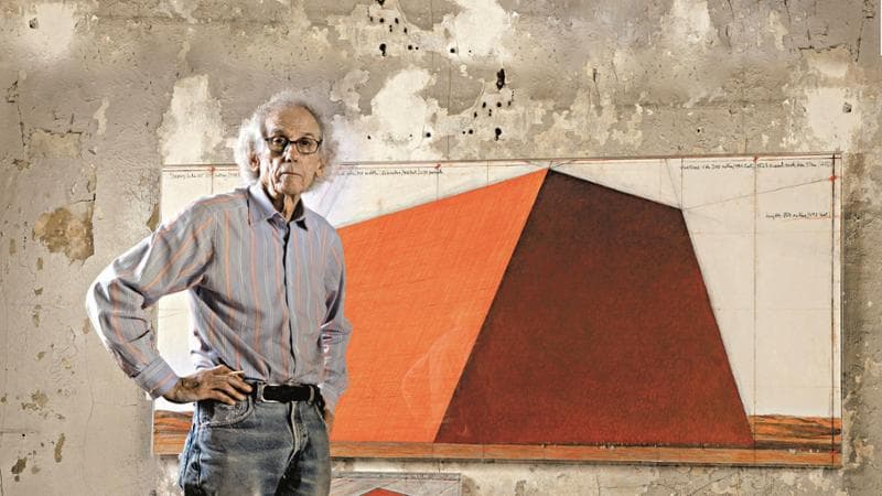 Christo nel suo studio nel 2012, al lavoro sul progetto della mastaba