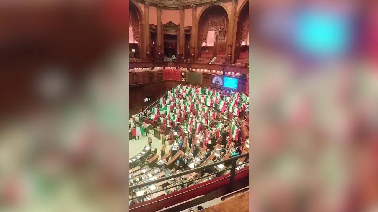 Camera, le opposizioni cantano l'Inno di Mameli e mostrano il tricolore contro l'autonomia: seduta sospesa