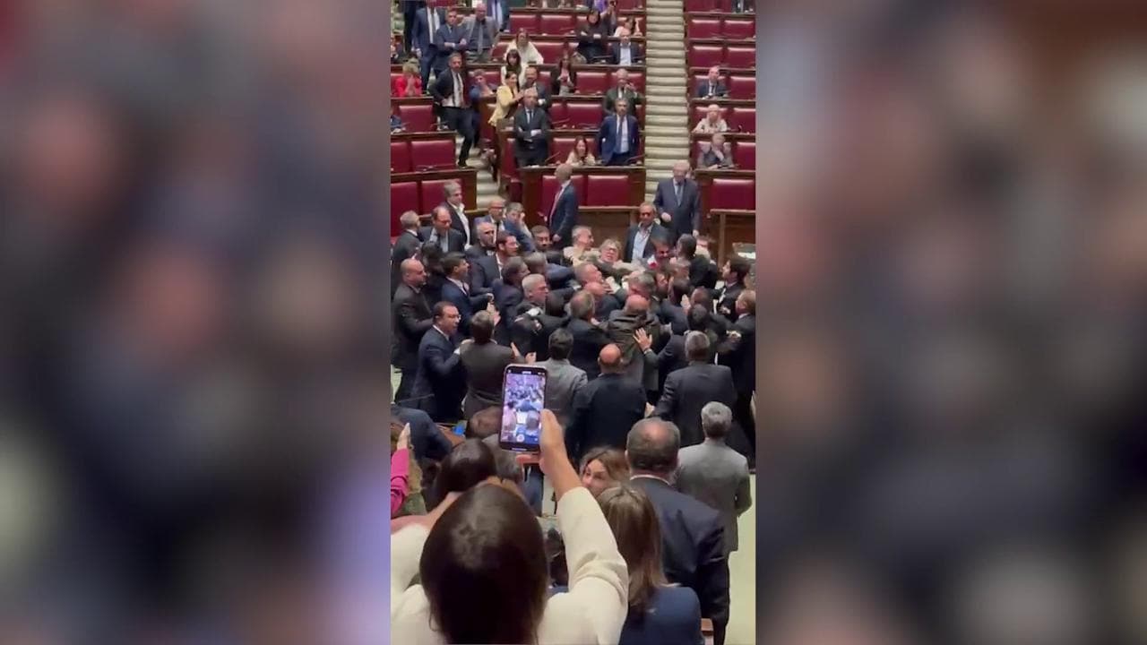Autonomia, rissa alla Camera per il tricolore: leghista prende a pugni deputato 5S