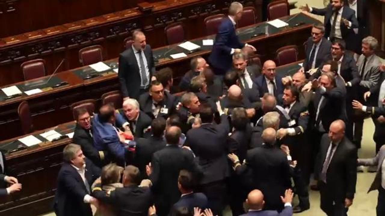 Camera, ecco come si è scatenata la rissa: le immagini dall'Aula