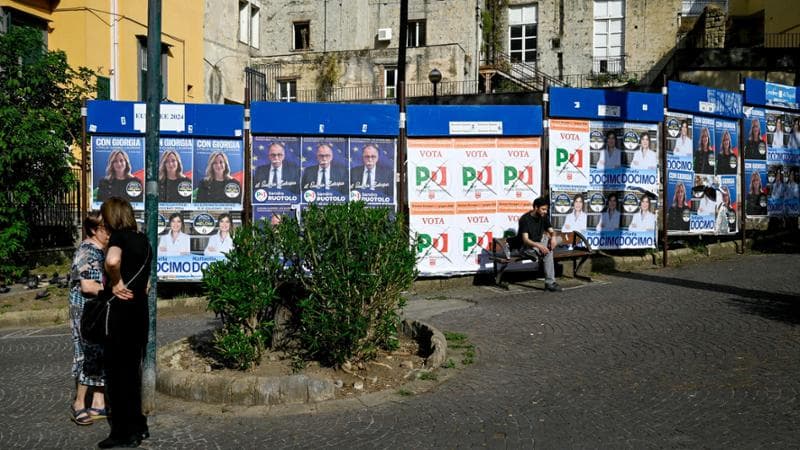 Napoli, 8 giugno: manifesti elettorali per le Europee