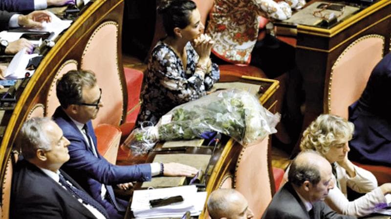 Il mazzo di fiori posto da Forza Italia sul banco occupato al Senato da Silvio Berlusconi per ricordarlo
