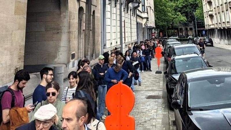 La fila per il voto per le elezioni europee degli italiani all'estero a Bruxelles