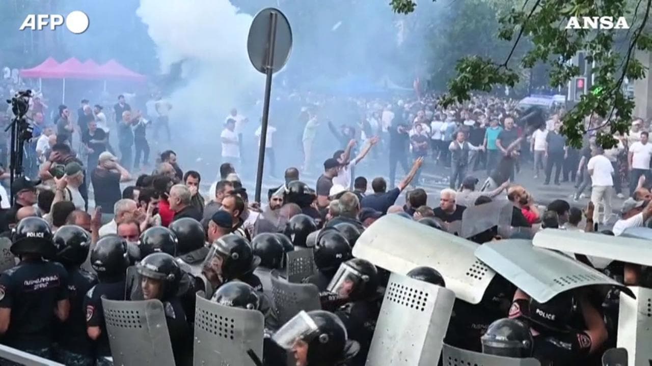 Armenia, decine di feriti durante una protesta contro il governo
