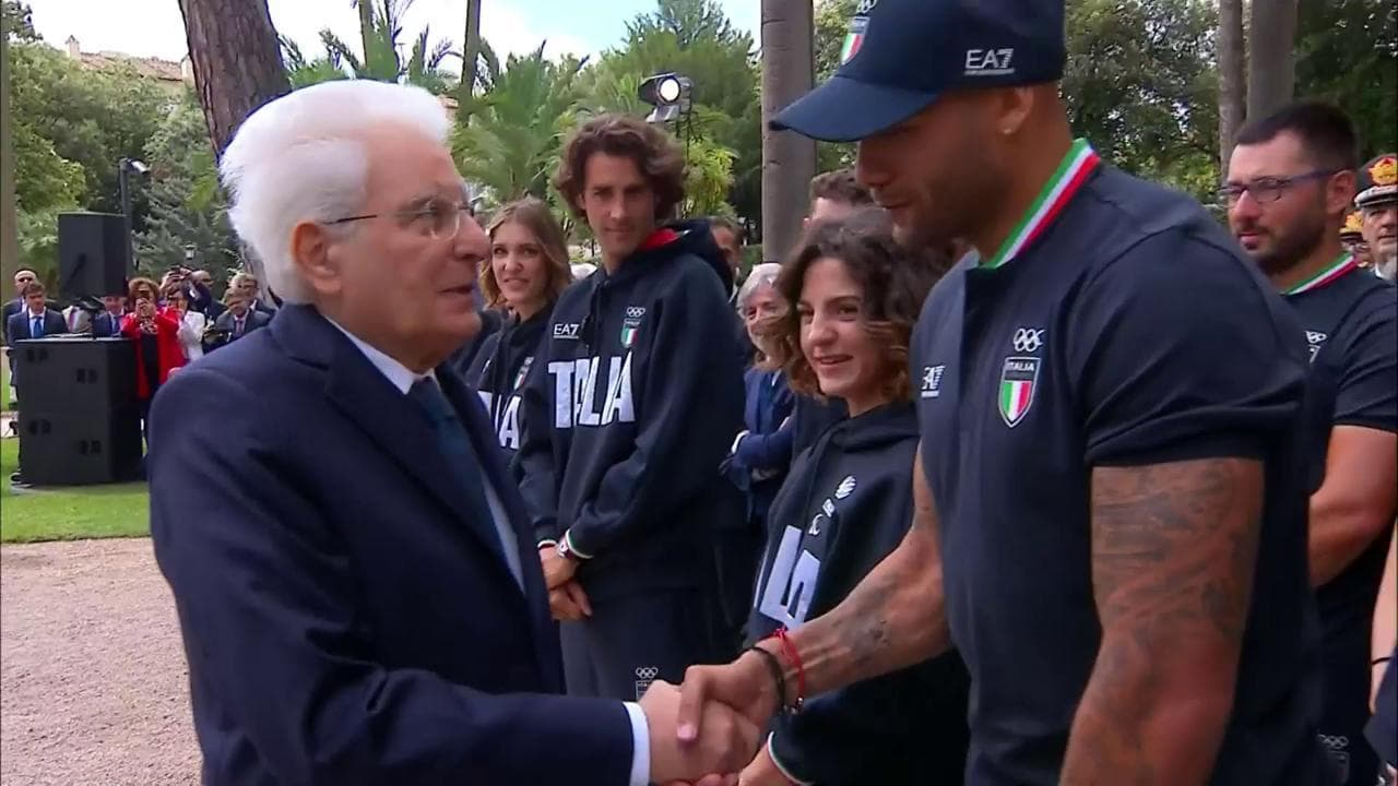 Parigi 2024, al via la cerimonia della consegna della bandiera: Mattarella stringe la mano agli azzurri