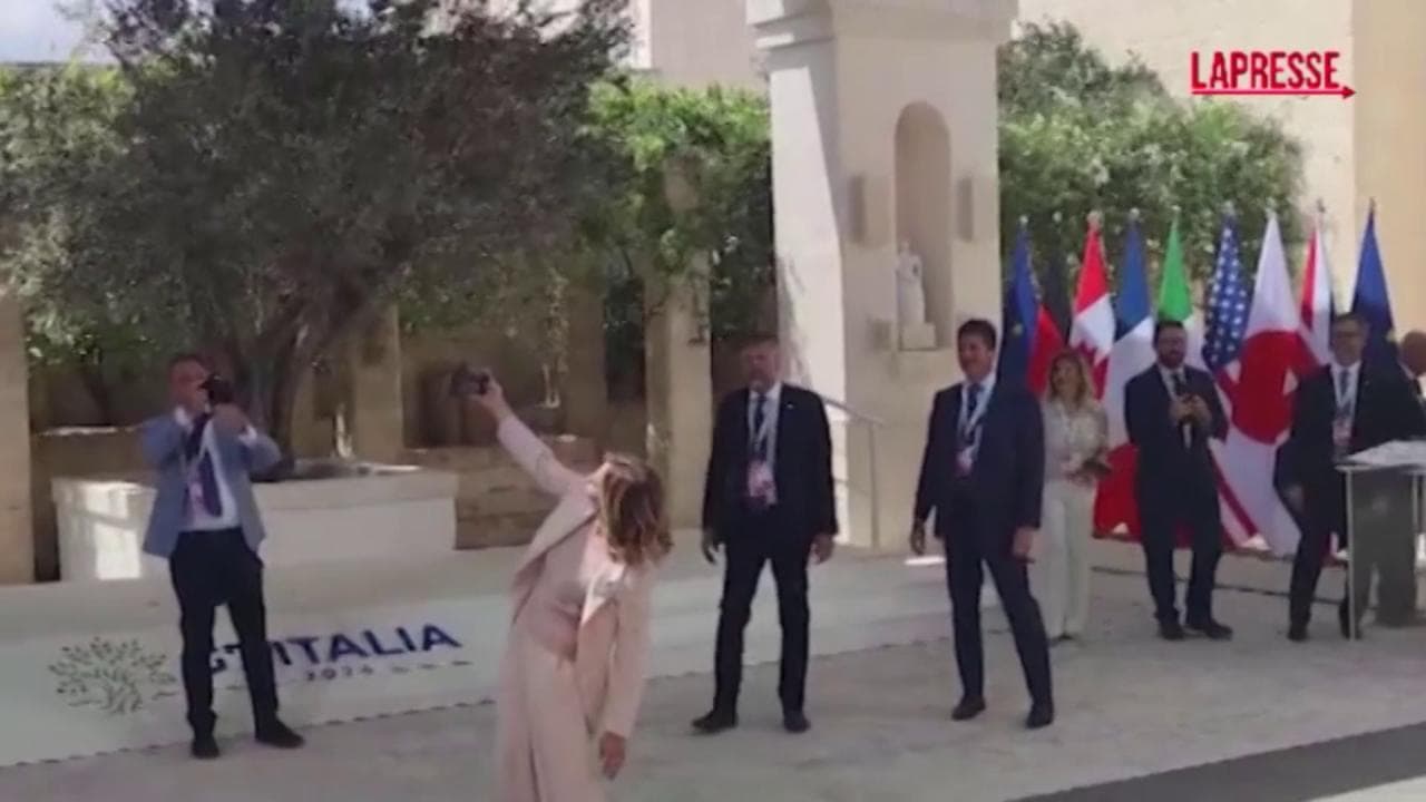 G7, Meloni mentre attende Biden scatta selfie con giornalisti e fotografi: "Devo taggare tutti?"