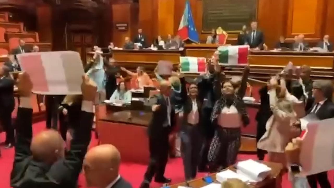Le senatrici occupano l'Aula e sventolano il Tricolore contro il premierato