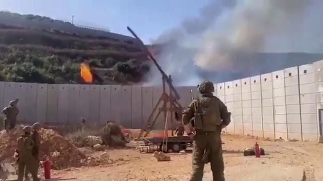 Israele, l'IDF lancia palle di fuoco oltre il confine con il Libano usando una catapulta