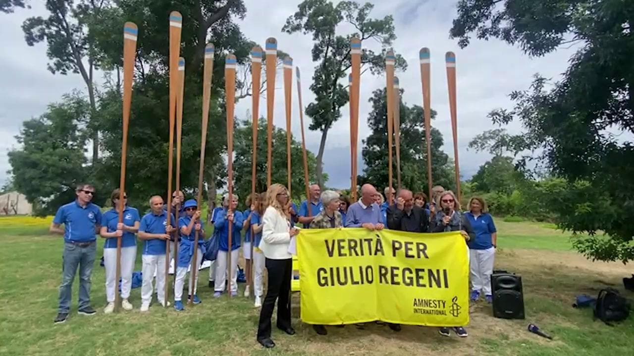 Venezia, sull'Isola della Certosa inaugurata la panchina gialla per Giulio Regeni