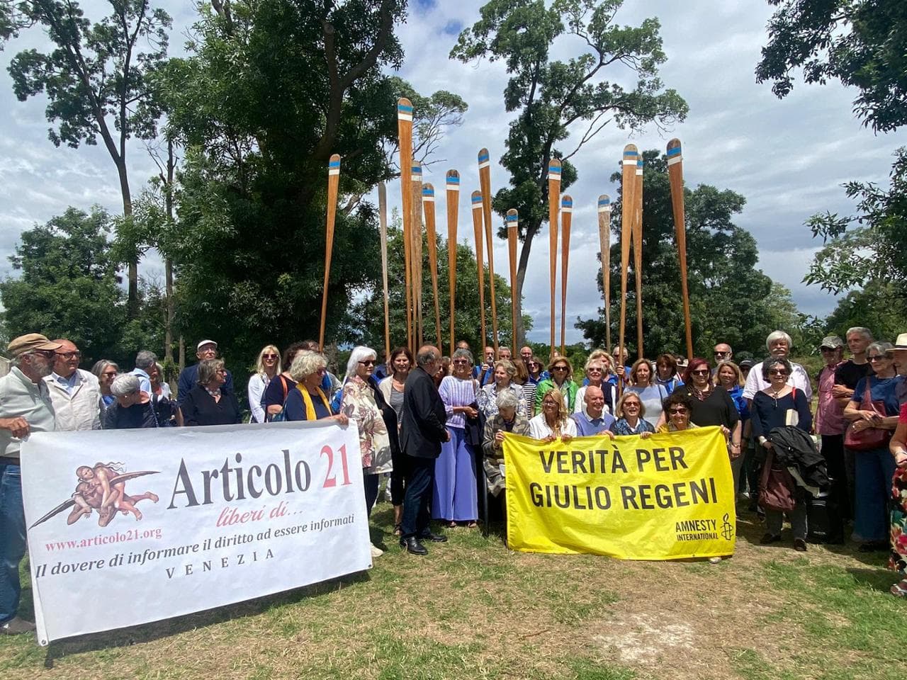 Articolo 21 Venezia e la remiera Settemari, con Claudio e Paola Regeni, Ottavia Piccolo (presidente dell'Associazione Articolo 21 Venezia), Luciana Milani, madre di Valeria Solesin
