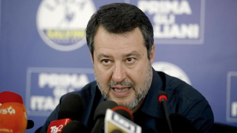 Lega, Salvini riunisce il consiglio federale. Resa dei conti rinviata, ma il leader espellerà i bossiani