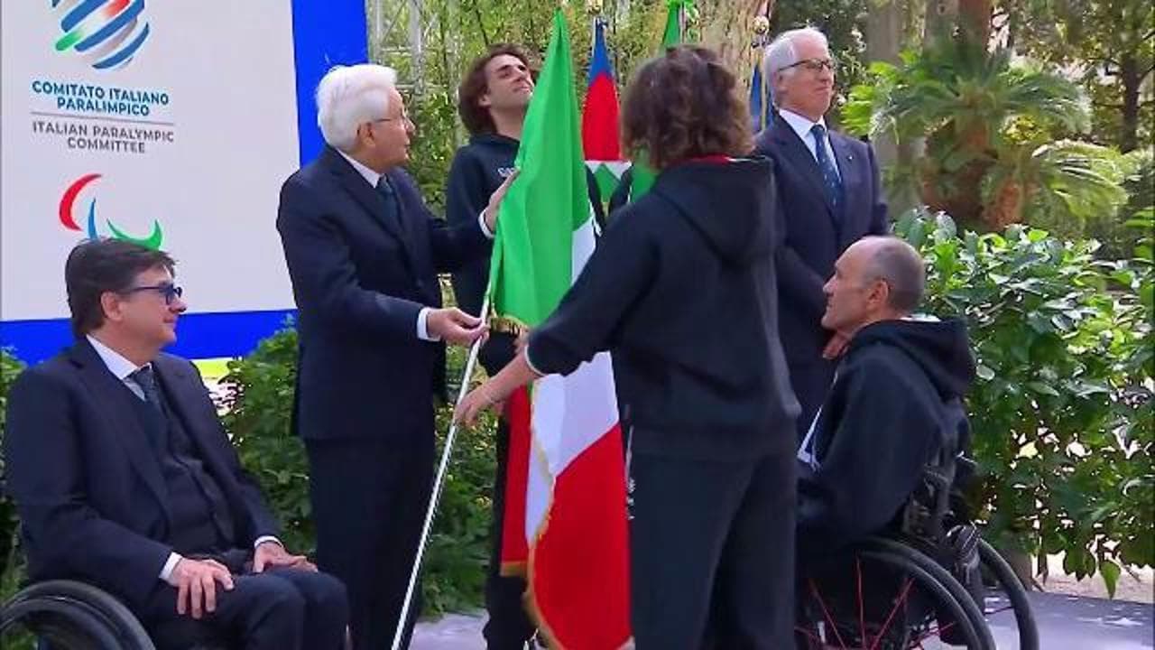 Olimpiadi 2024, Mattarella consegna il tricolore agli azzurri e scherza con Tamberi quasi colpito dall'asta della bandiera