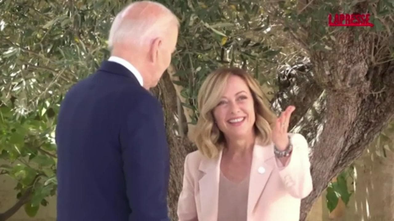 G7, Meloni accoglie i leader a Borgo Egnazia: Biden arriva con venti minuti di ritardo