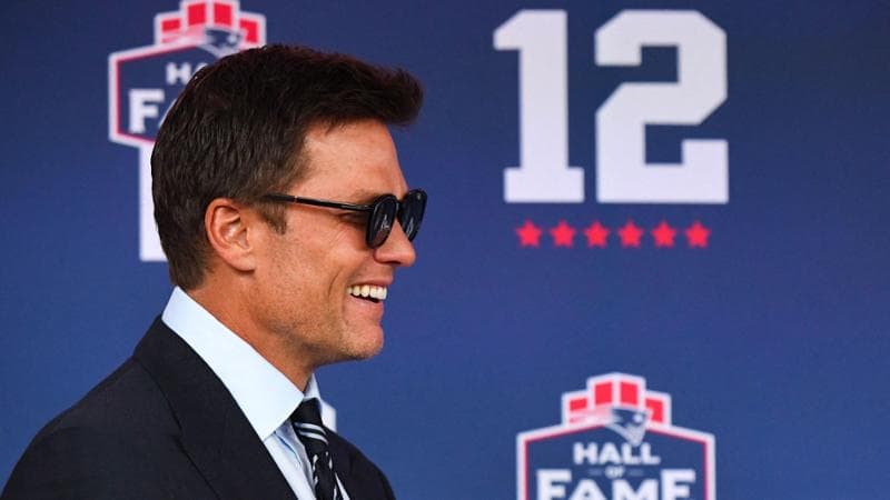 La notte di Tom Brady, mai più nessuno con la 12, una statua per lui: “Io, un Patriot per sempre” e abbraccia Bill Belichick