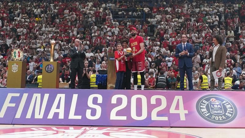 Mirotic riceve il premio di Mvp