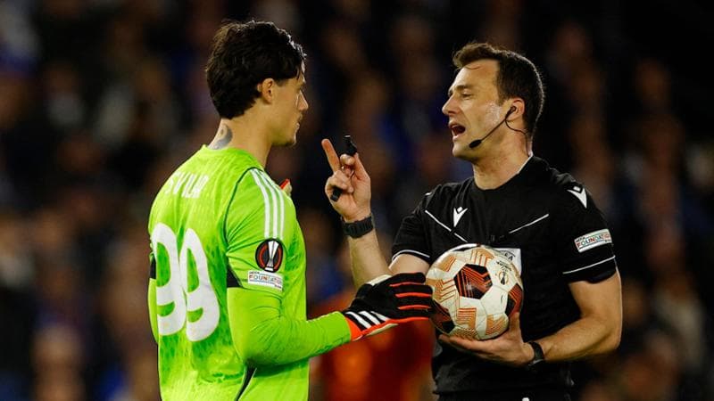 Felix Zwayer durante Brighton-Roma di Europa League