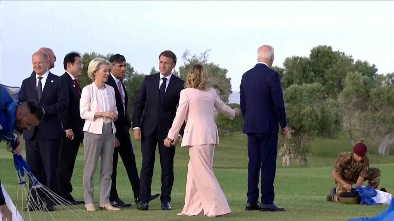 G7, Biden si distrae durante l'esibizione dei paracadutisti: Meloni interviene e lo recupera così