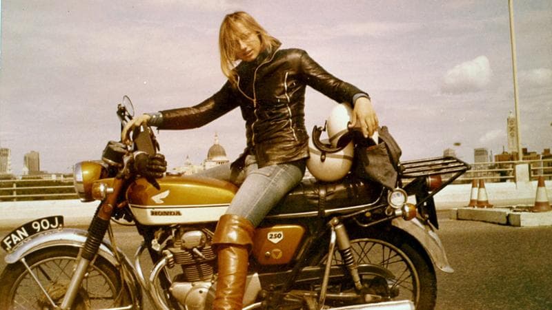 1972: “La moto, comprata in Inghilterra con gli ori delle comunioni. Con questa ci ho viaggiato in tutta Europa” (Archivio personale gng)