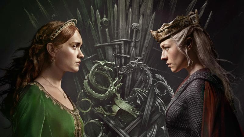 Olivia Cooke, 30 anni, nel ruolo di Alicent Hightower. A destra, Emma D’Arcy, 31 anni, è Rhaenyra Targaryen.
