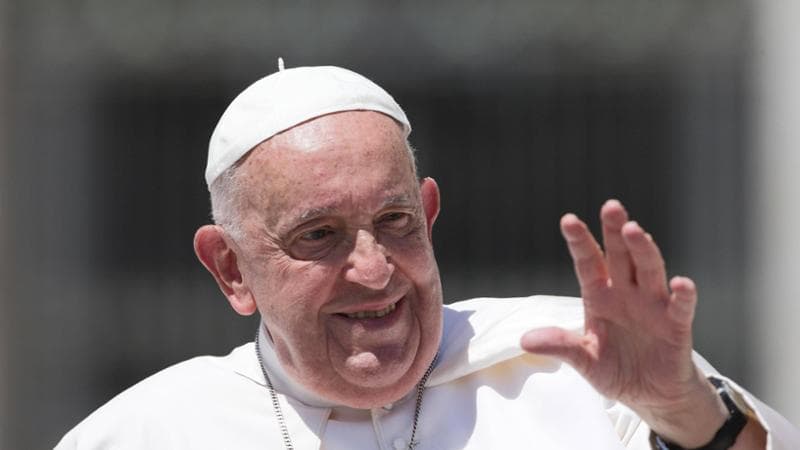 L’arrivo di Papa Francesco in elicottero al G7, poi il giro sulla golf-cart con Meloni divertita. Gli scherzi tra i due prima dei dieci bilaterali