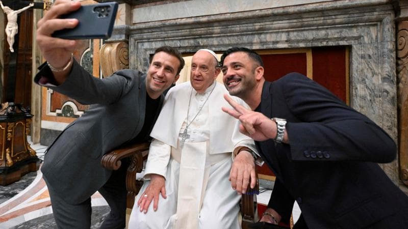 Papa Francesco&nbsp;con i comici Pio e Amedeo
