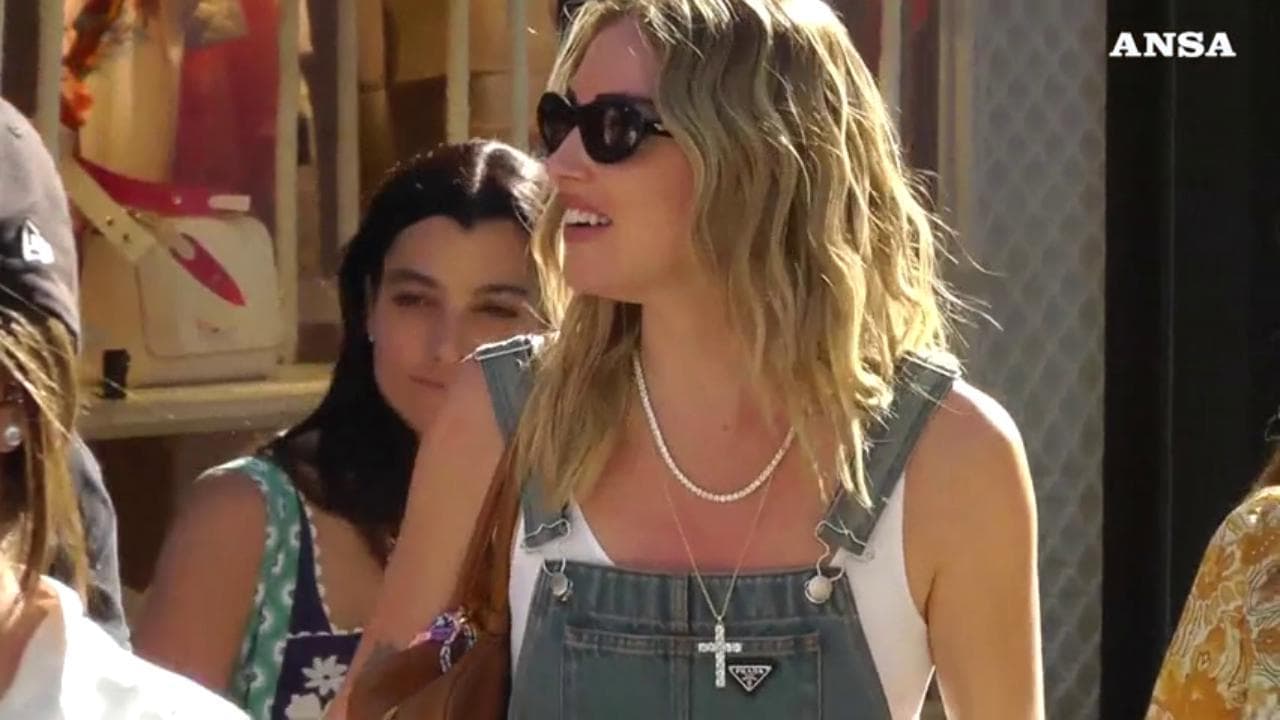 Chiara Ferragni a Capri: passeggiata e shopping nelle boutique griffate di via Camerelle.