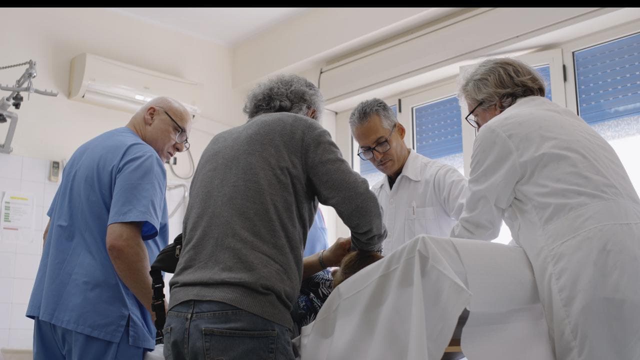 Da martedì 18 giugno il documentario Gedi sui medici cubani in Calabria: il trailer