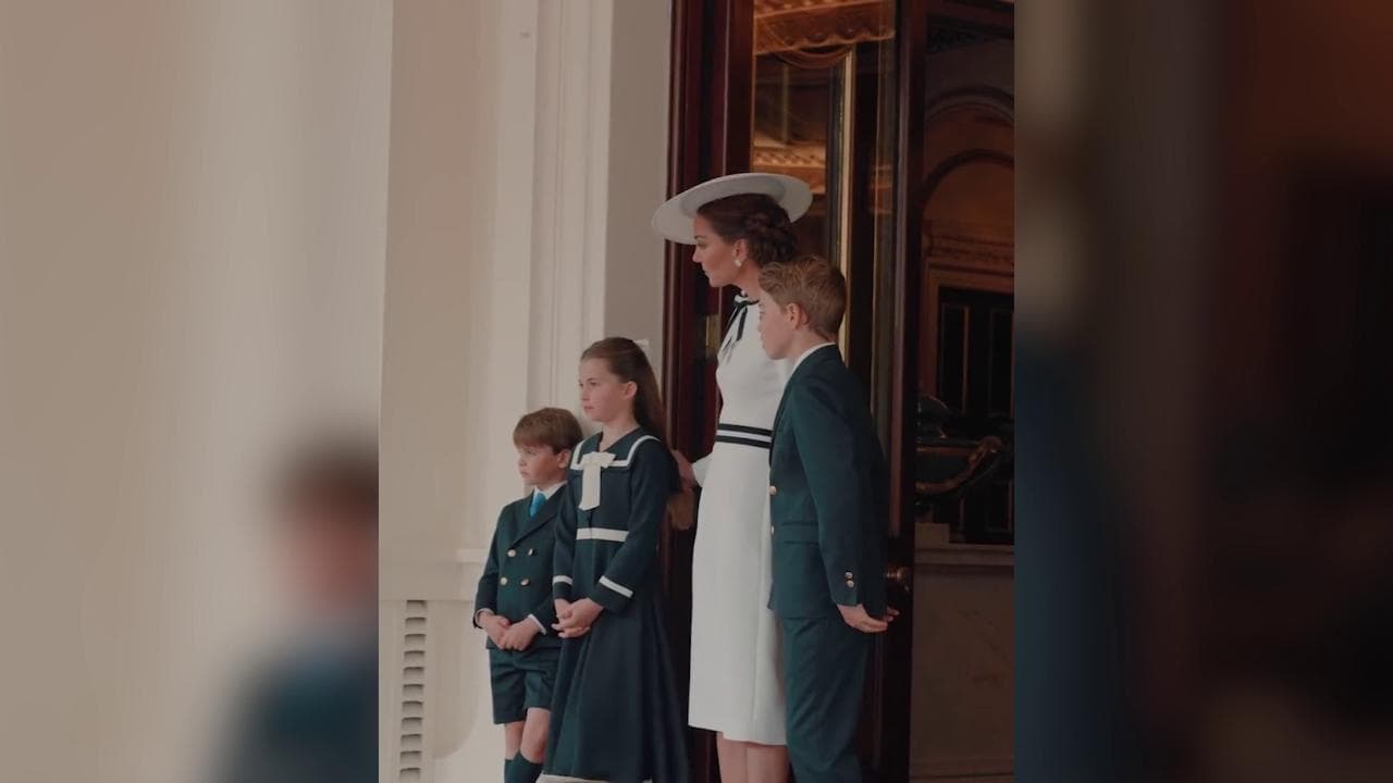 Le carezze a Charlotte, il saluto di Louis: l'emozione di Kate prima di apparire in pubblico