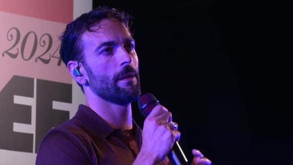 Marco Mengoni in Piazza Maggiore a Bologna per Repubblica delle Idee canta "A Song for You" in ricordo di Ernesto Assante