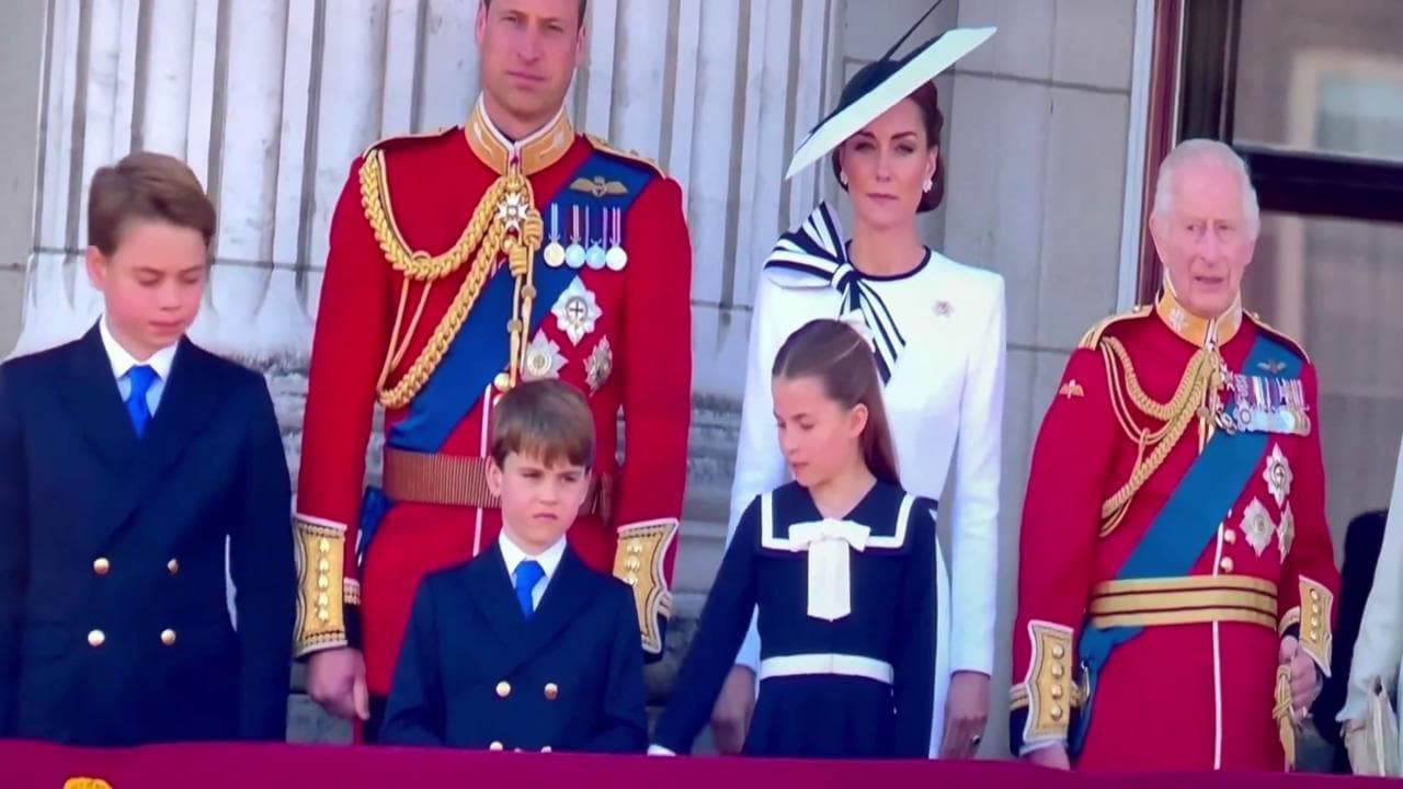 "Giù le braccia": così la principessa Charlotte riprende il fratellino Louis durante l'inno nazionale