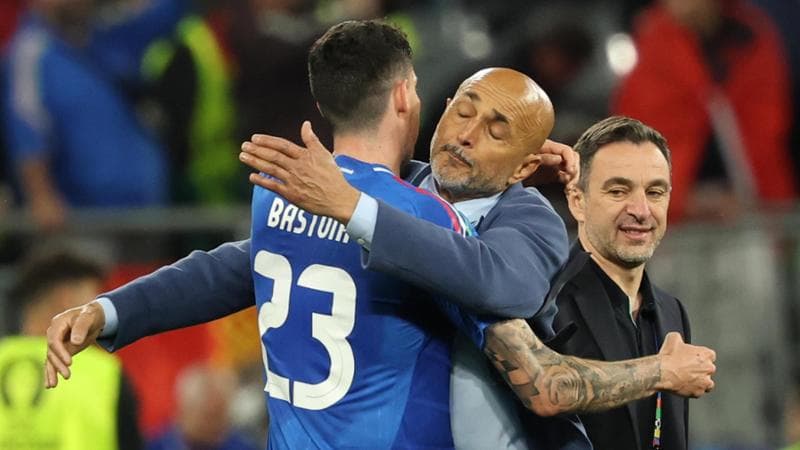 Luciano Spalletti abbraccia Bastoni a fine partita