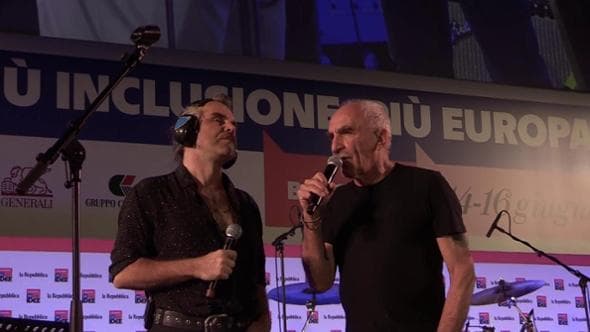 Piero Pelù e Gino Castaldo ricordano Assante: "Stasera gli restituiamo un po' del suo entusiasmo"