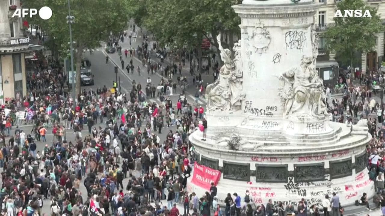 Francia, un milione di persone in piazza contro l'estrema destra a Parigi e in diverse città