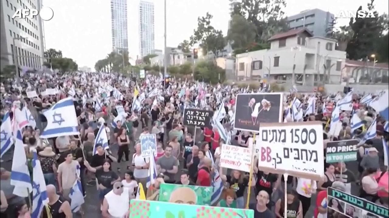 Tel Aviv, grande manifestazione per la liberazione degli ostaggi e contro Netanyahu