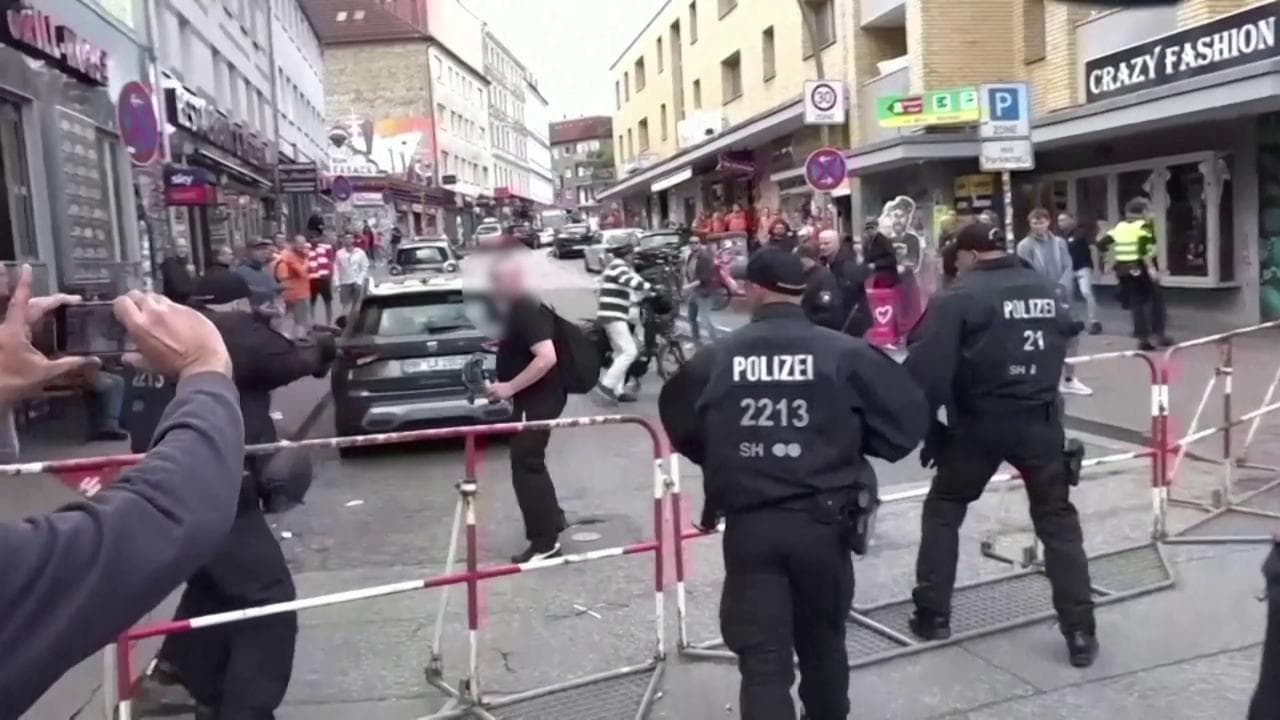 Germania, paura ad Amburgo: uomo armato di piccone e molotov minaccia i poliziotti che gli sparano alle gambe