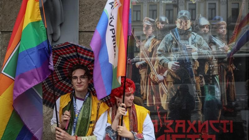 Tensioni a Kiev per il primo Pride dall’inizio della guerra: sul corteo le minacce dei manifestanti ultranazionalisti