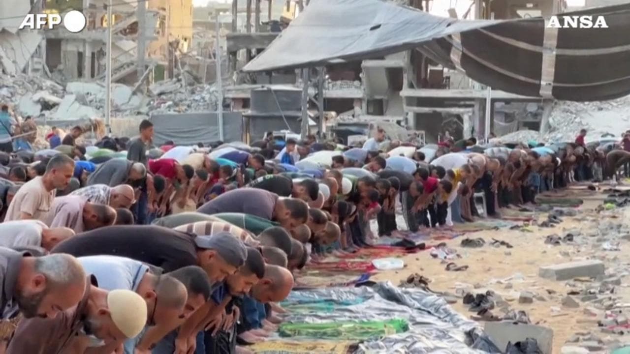 Gaza, a Jabaliya si prega per l'Eid al-Adha fra le macerie