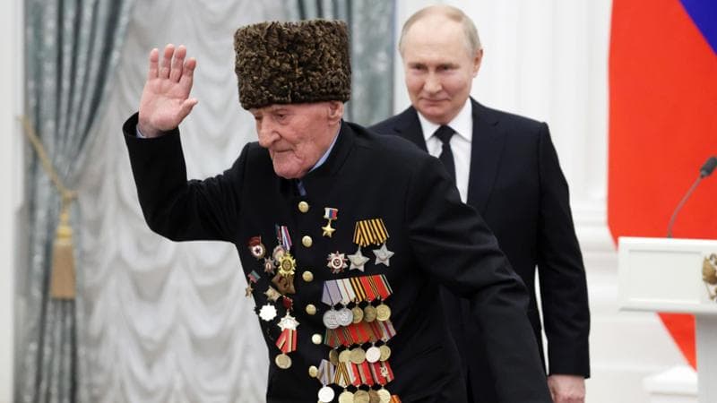 Vladimir Putin con un veterano guerra
