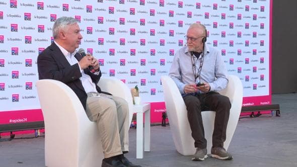 Grossman: “Il dialogo non deve mai mancare”. Breve contestazione, la piazza lo applaude