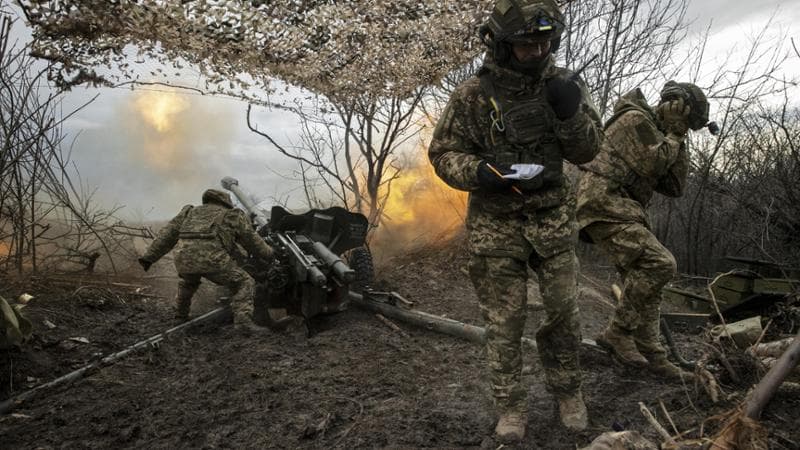 Negli ultimi mesi l’offensiva russa sta mettendo in difficoltà l’Ucraina, che chiede agli alleati più armi per rispondere: l’avanzata è concentrata nella zona di Kharkiv.
In foto, combattimenti a Chasiv Yar (Tyler Hicks/The New York Times)