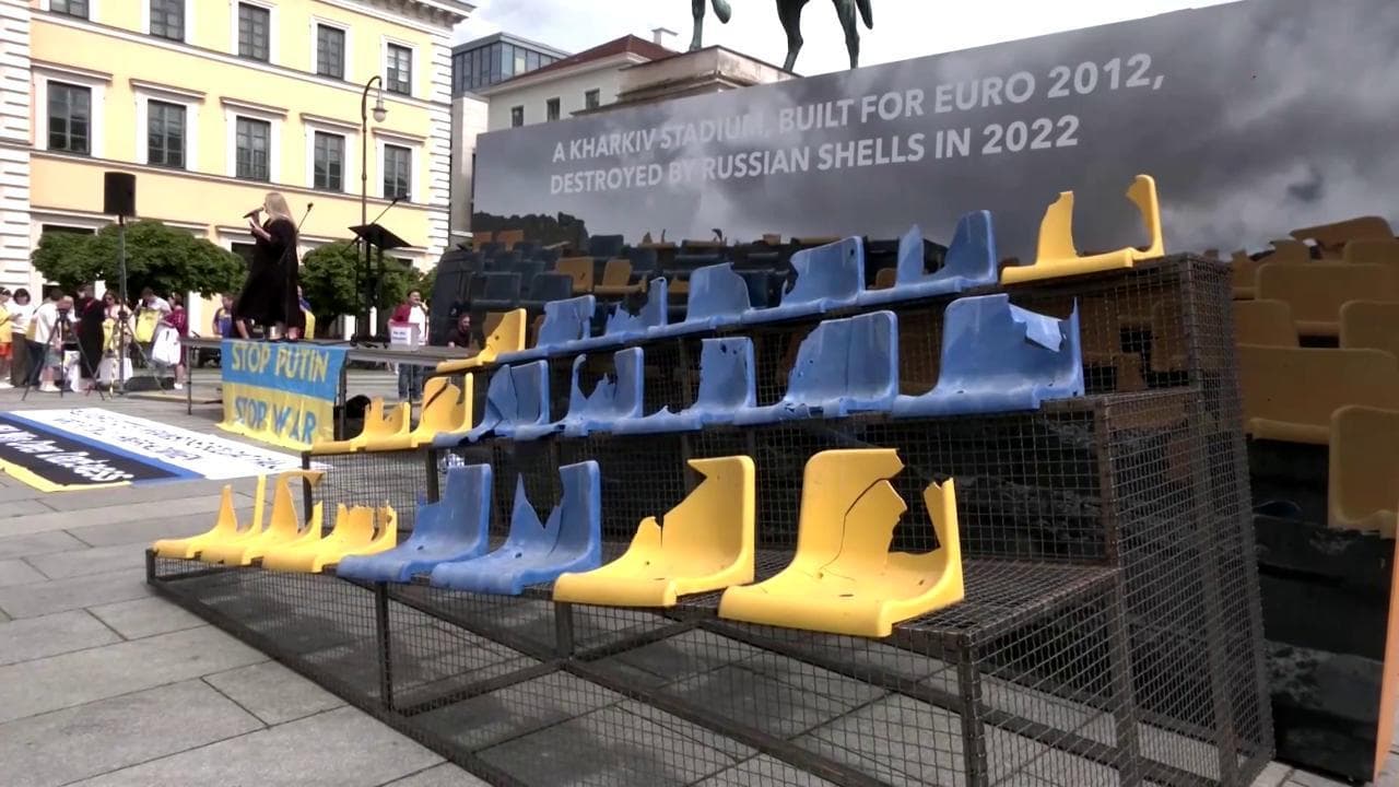 Euro 2024, Shevchenko mostra i resti della tribuna dello stadio di Kharkiv distrutto dalle bombe russe