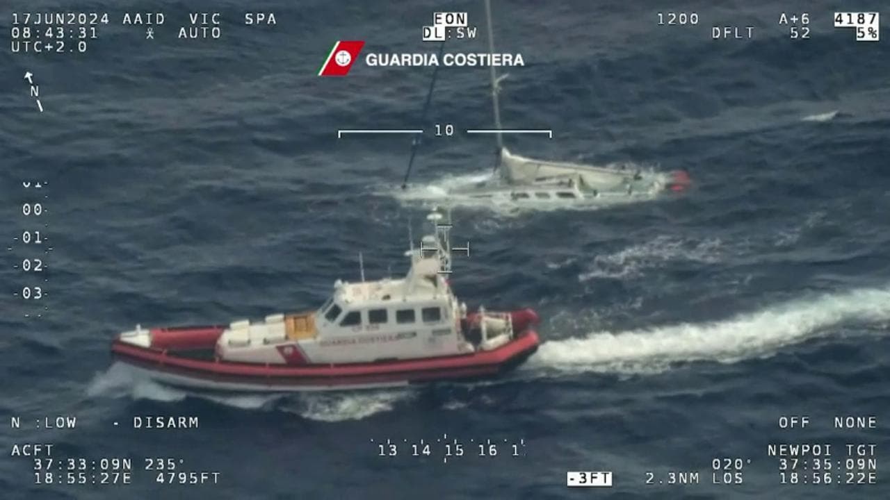 Migranti, barca a vela si capovolge al largo della Calabria: la guardia costiera cerca i dispersi