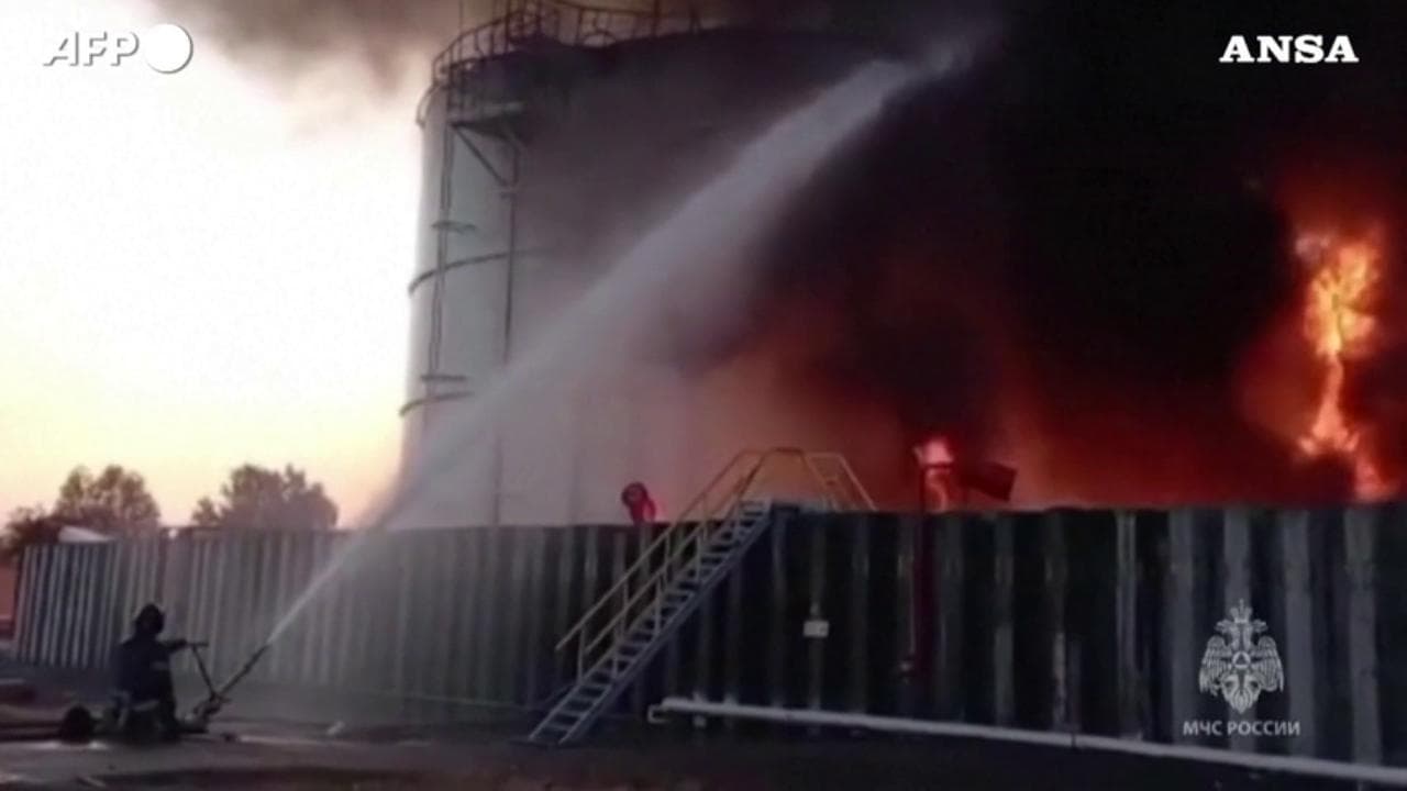 Russia, raid di droni ucraini ad Azov: a fuoco una raffineria di petrolio