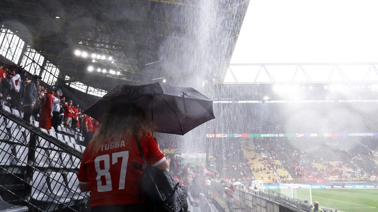 Euro 2024, un nubifragio si abbatte sullo stadio di Dortmund prima di Turchia-Georgia