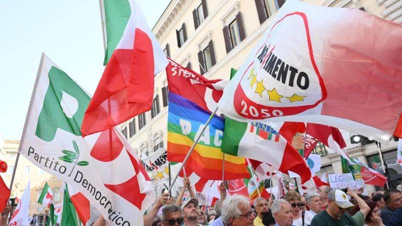 Riforme, la piazza delle opposizioni unite. Schlein: “Insieme fermeremo la destra”