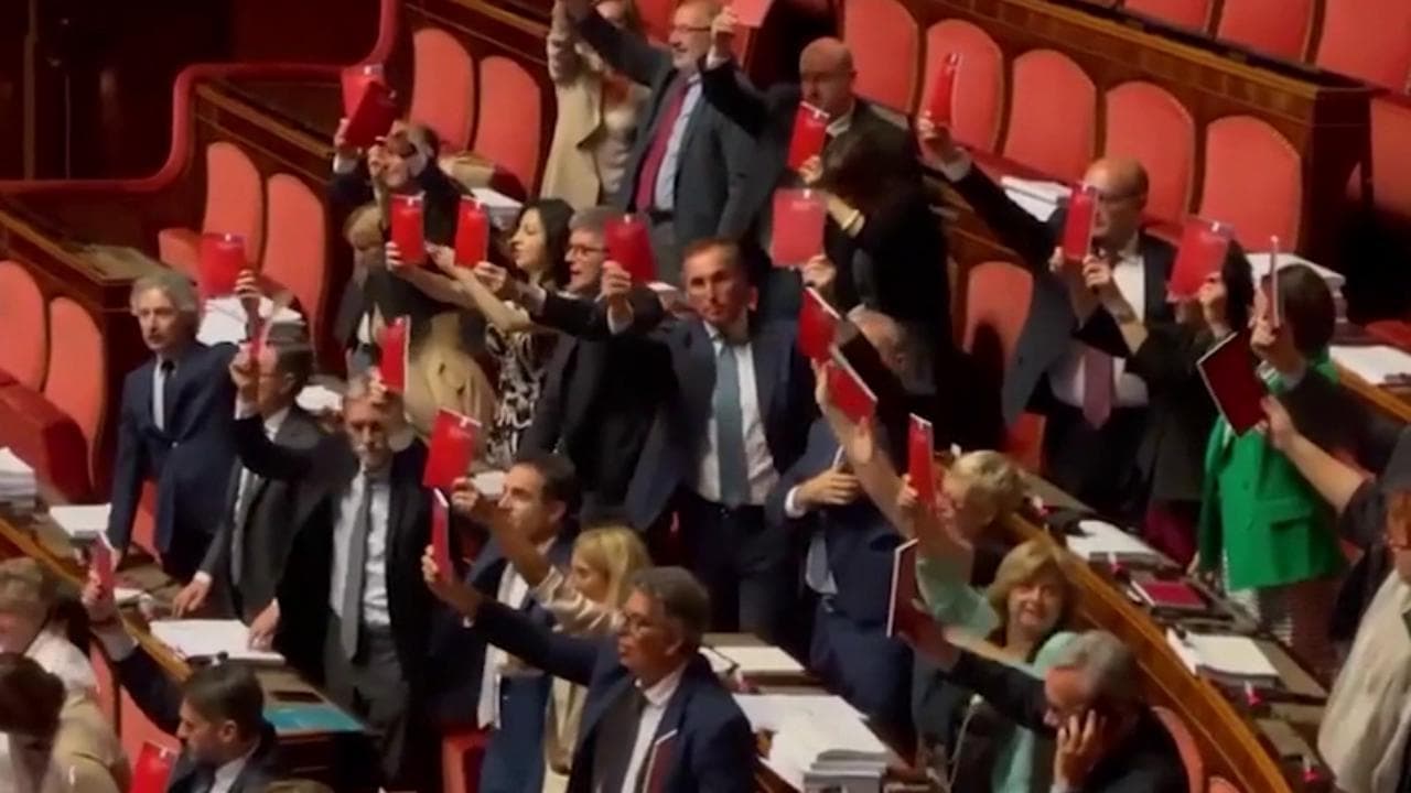 Premierato, i senatori dell'opposizione sventolano la Costituzione in Aula