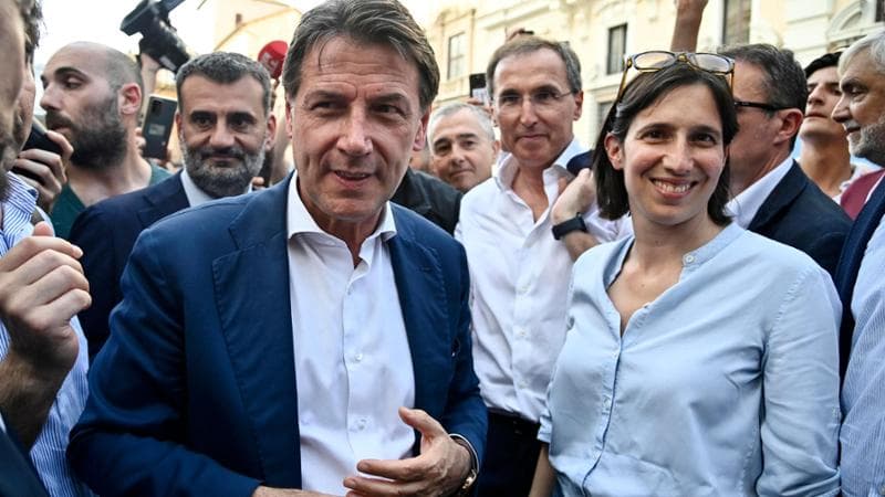 La segretaria del Partito Democratico, Elly Schlein (D) con il presidente del Movimento 5 Stelle, Giuseppe Conte (S), durante la manifestazione  contro il Premierato organizzata dai partiti dell opposizione, tra i quali il Partito Democratico, il Movimento 5 Stelle e l Alleanza Verdi e Sinistra, a piazza Santi Apostoli a Roma, 18 giugno 2024. ANSA/RICCARDO ANTIMIANI