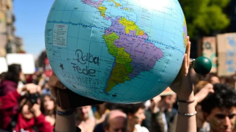 La generazione sospesa tra ecoansia e lavoro assente, quei giovani costretti a mettere la vita in pausa