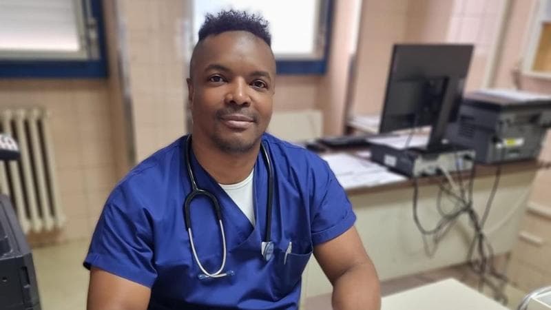 Il dottore Harold Dawkins in servizio al pronto soccorso di Locri
