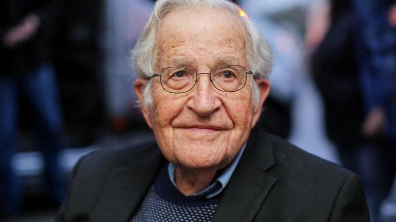 La fake news sulla morte di Noam Chomsky. Dimesso dall’ospedale proseguirà le cure a casa